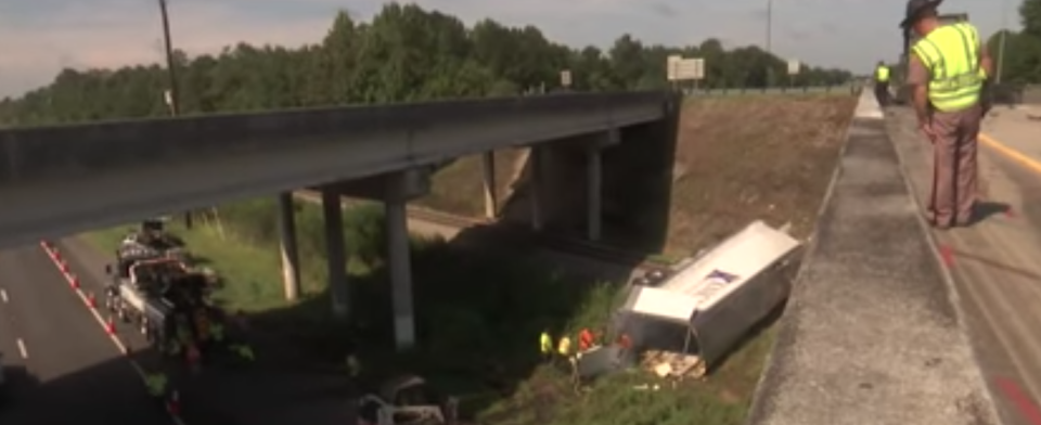 Piezas del remolque en la carretera del trágico accidente Cortesía: WTXL.