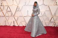 Die Schauspielerin und Sängerin liebt es, mit Mode zu experimentieren. Am Abend der Oscars hüllte sie sich in eine ausladende silbrig-glitzernde Robe mit Kapuze von Ralph Lauren.