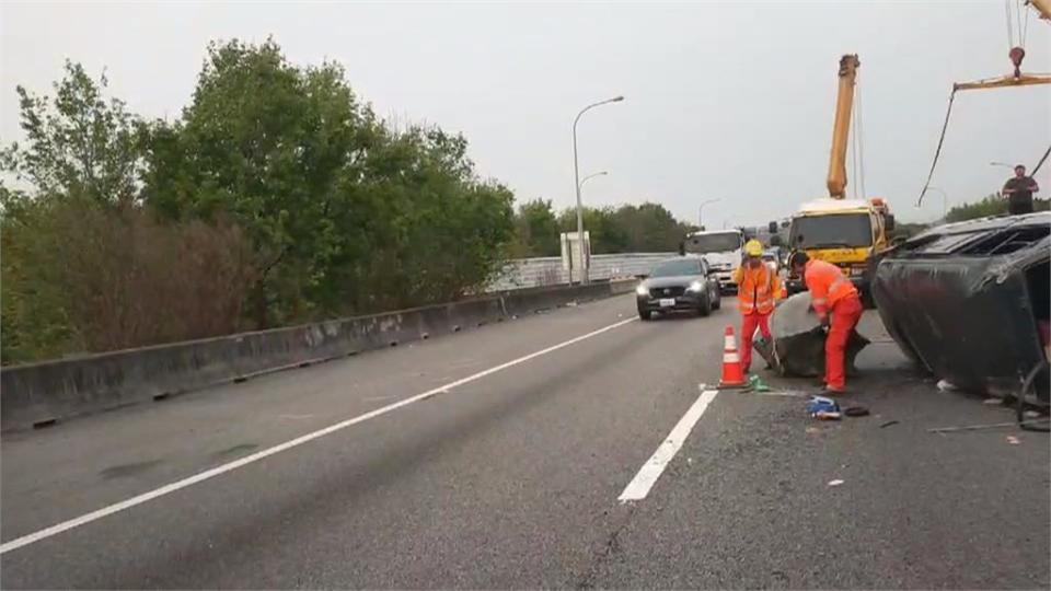 苗栗交流道兩車追撞翻覆　7人受傷其中3人送醫