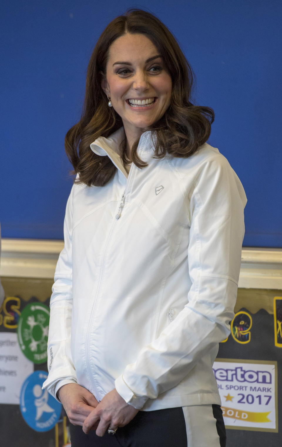 <p>Kate Middleton visitó la escuela elemental Bond Primary School en Mitcham, Inglaterra, y allí lució su embarazo en un atuendo deportivo y conquistó a todos con su sencillez/Getty Images </p>