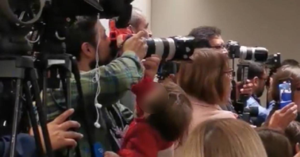 Fotógrafo fue a trabajar a la FIL Guadalajara llevando a su bebé en un canguro. Foto: Captura de video X vía @SaraLeosA