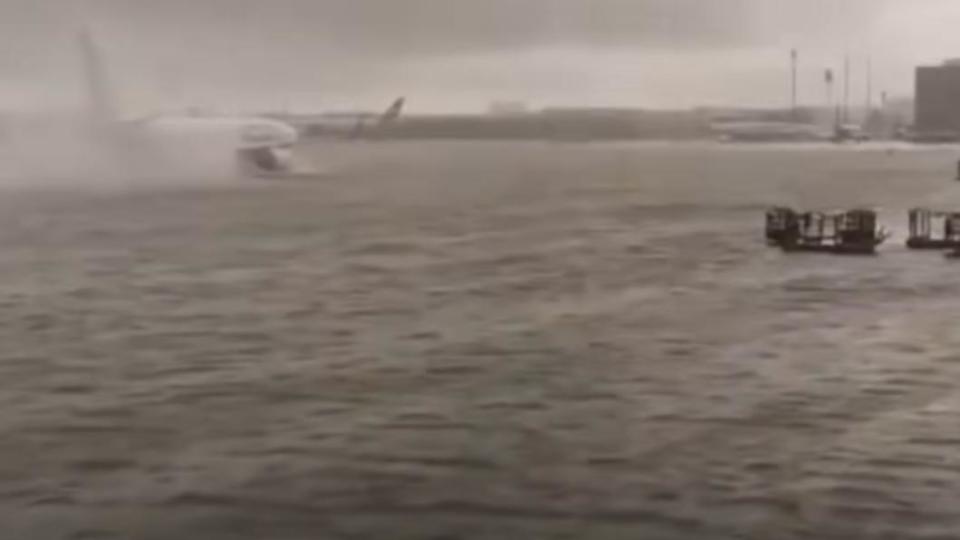 突降暴雨讓杜拜機場跑道淹水，深度幾乎快觸及引擎。（圖／翻攝自Planet News影片）