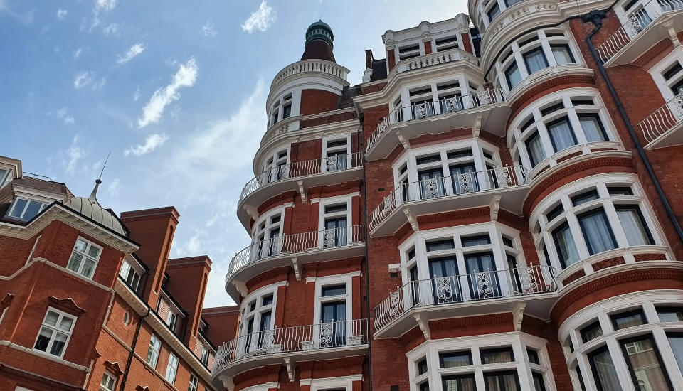 rent Elegant red-brick victorian townhouses and residential buildings in Knightsbridge, one of the wealthiest residential areas in London
