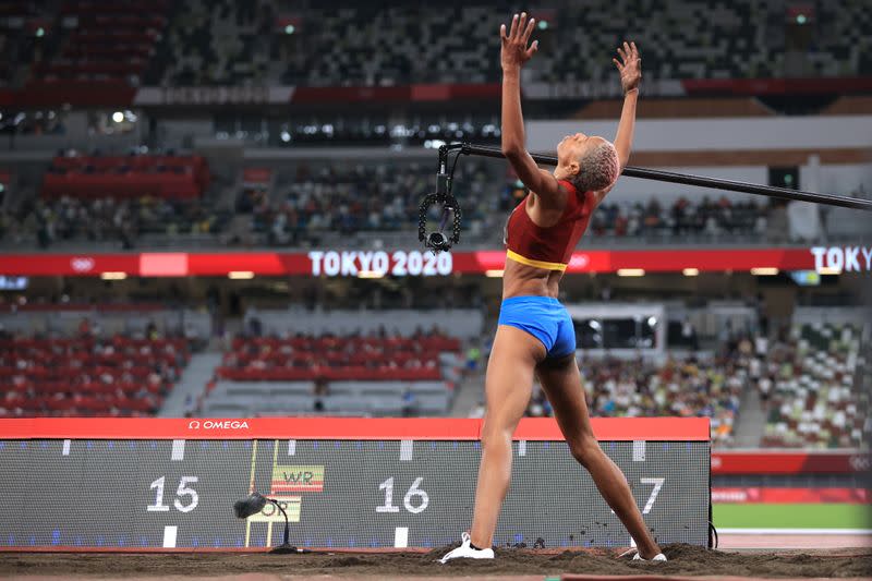 Foto del domingo de la atleta Yulimar Rojas de Venezuela celebrando tras ganar el oro olímpico e triple salto con récord mundial