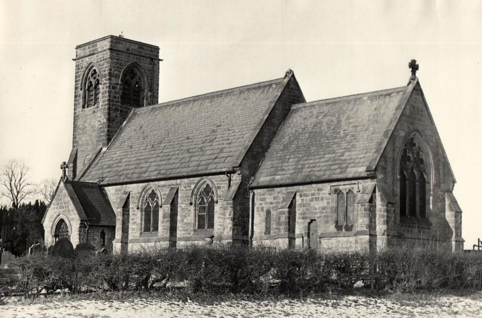 Yafforth-Kirche im Jahr 1968. Die sächsische Kirche an dieser Stelle wurde 1208 von Norman de Bretteville von der Alten Halle wieder aufgebaut.  Seine Kirche wurde 1870 mit einem Beitrag des Rawson-Anwesens, dem die Old Hall gehörte, wieder aufgebaut