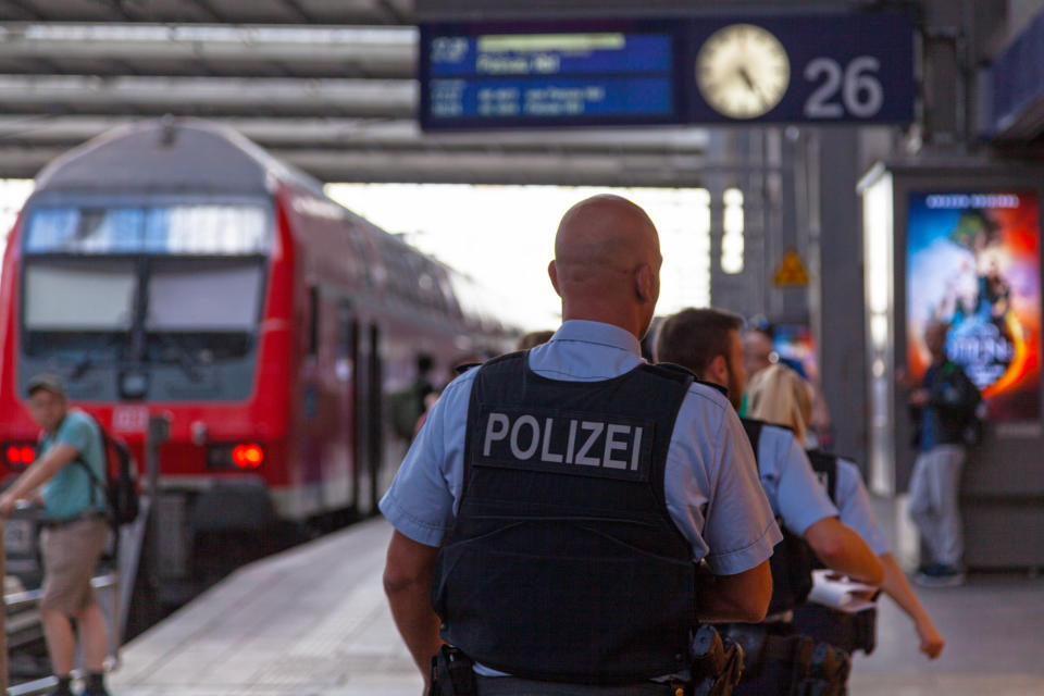 Polizisten bei einer Routinekontrolle auf dem Münchener Hauptbahnhof. (Symbolbild: Getty)