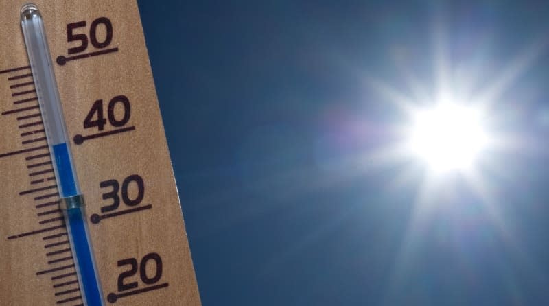 A view of an outdoor thermometer. Patrick Pleul/dpa-Zentralbild/dpa