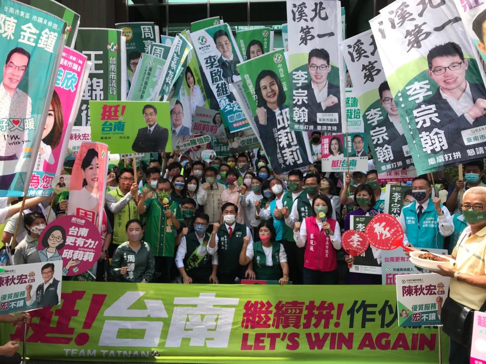 台南市長黃偉哲在立委、議員及支持者擁護下登記參選，百旗飄揚宛如「致勝祭」。辛啓松攝