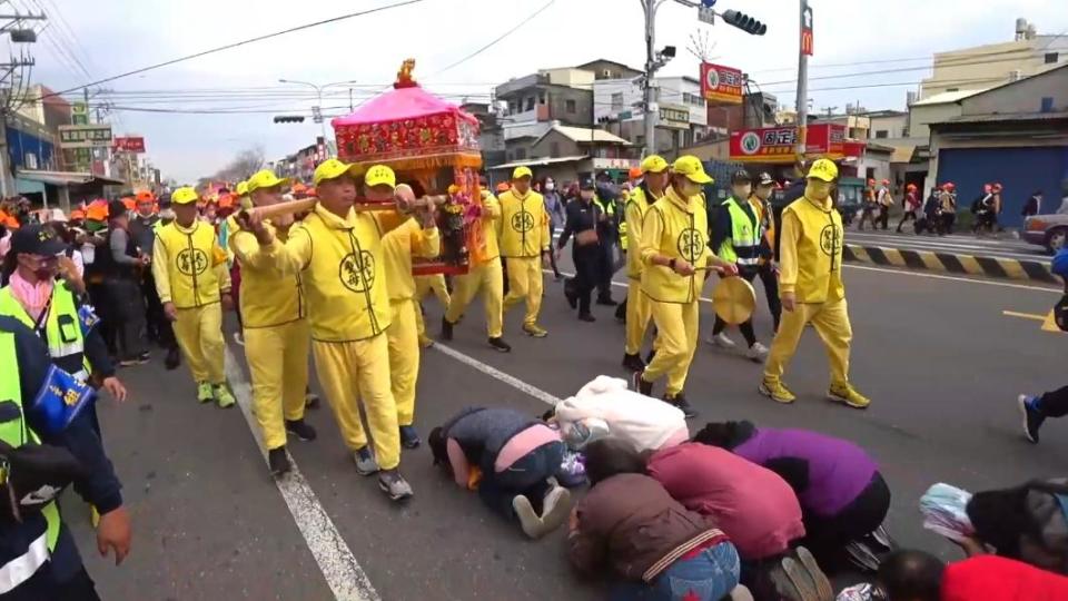 白沙屯媽祖慈悲為懷，不少信徒跟隨。（圖／翻攝自白沙屯媽祖網路電視台YT）