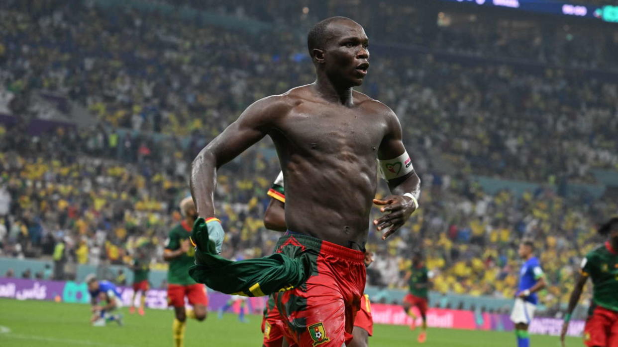 Vincent Aboubakar célèbre après avoir marqué le premier but lors du match de football du groupe G de la Coupe du monde Qatar 2022 entre le Cameroun et le Brésil au stade Lusail, à Lusail, au nord de Doha, le 2 décembre 2022. (Photo par Issouf SANOGO / AFP)