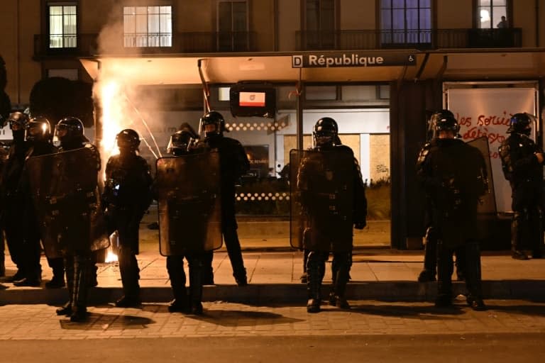 La police anti-émeute protège un abribus 