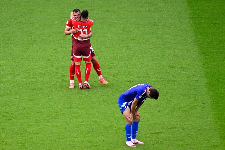 Los suizos Granit Xhaka y Renato Steffen festejan mientras el italiano Federico Chiesa se lamenta