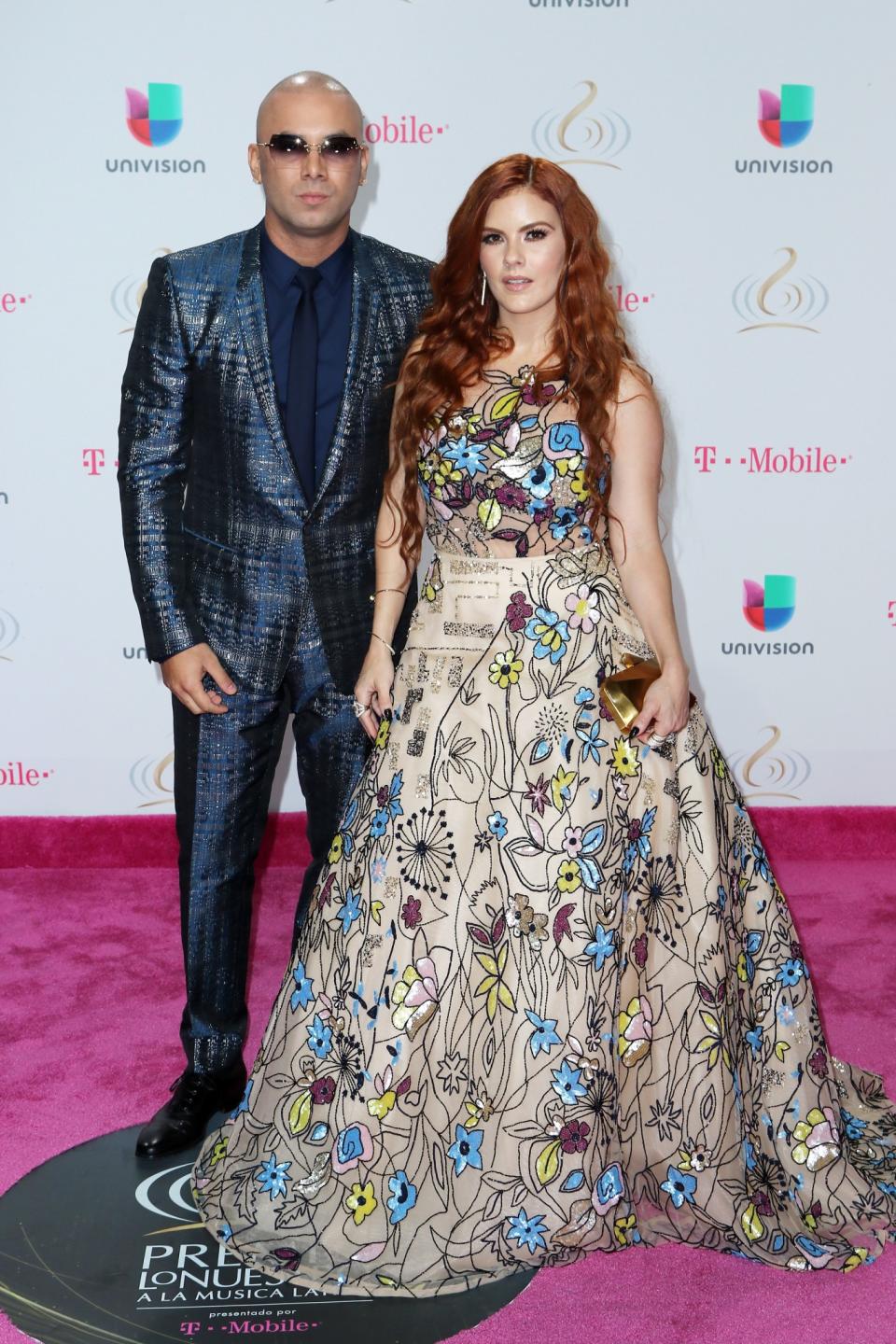 <p>Yomaira Ortíz, la mujer de Wisin, llevó un vestido muy recargado/Getty Images </p>