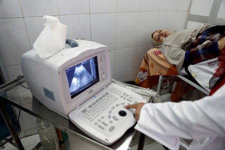 A doctor examines a pregnant woman at a hospital in the province of Fayoum, southwest of Cairo, Egypt February 19, 2019. Picture taken February 19, 2019. REUTERS/Hayam Adel