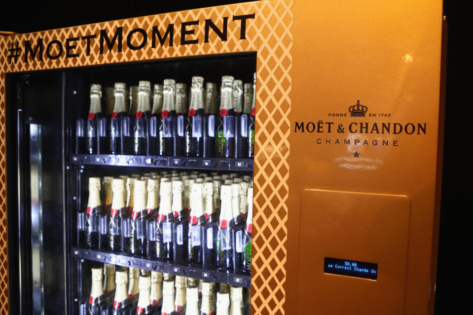 <p>Auch teurer Champagner lässt sich stilvoll am Automaten verkaufen. Das Unternehmen Moët & Chandon vertreibt seine Flaschen an ausgewählten Standorten auch per Knopfdruck. (Bild: Getty Images) </p>