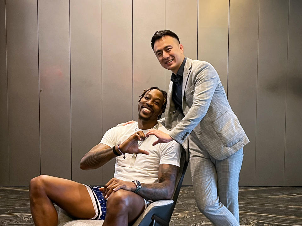 雲豹能源發言人張建偉（右）與NBA巨星霍華德（Dwight Howard）。圖／雲豹能源提供