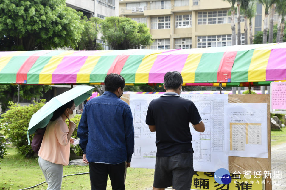 國中會考明起連二天登場，考生提前勘查應考位置。圖／記者鄧富珍翻攝