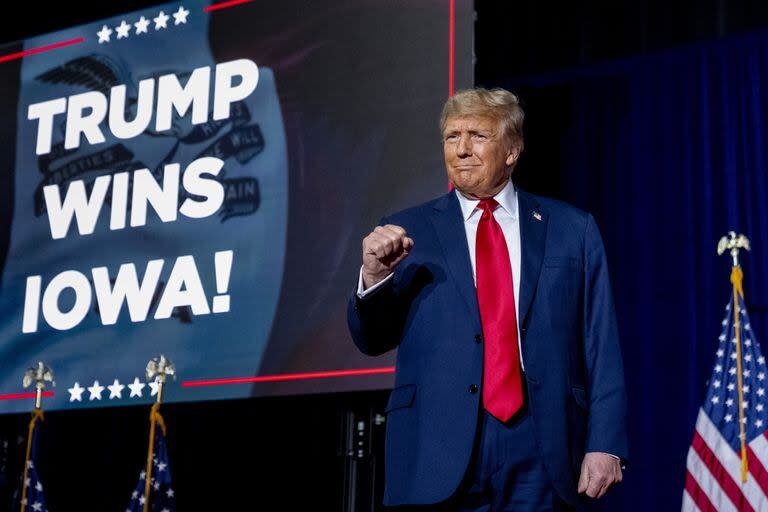 El candidato presidencial republicano, el expresidente Donald Trump, toma el escenario en una fiesta nocturna en Des Moines, Iowa, lunes 15 de enero de 2024 (AP Photo/Andrew Harnik)