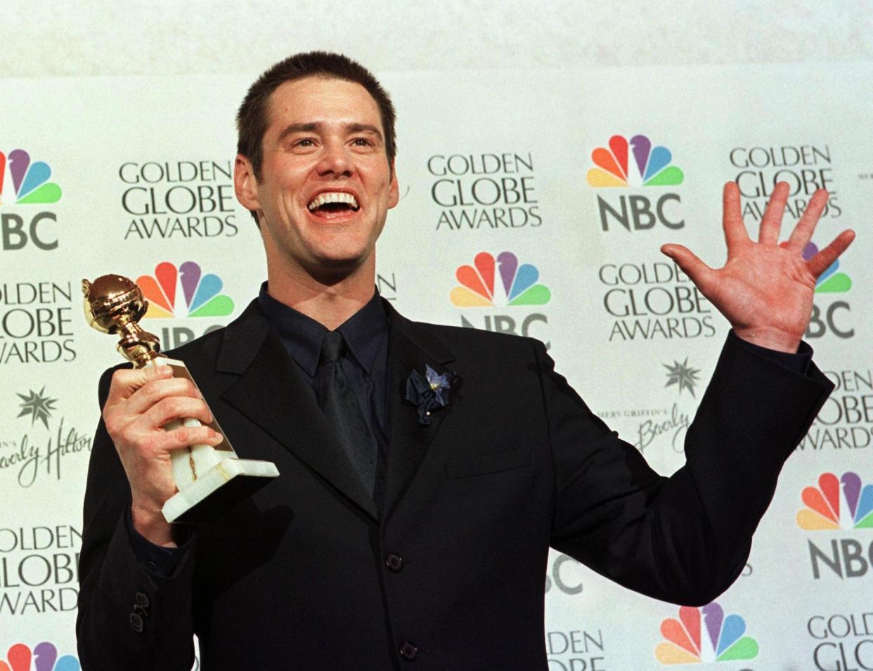 El actor Jim Carrey reacciona después de ganar un premio durante la 56ª entrega anual de los Globos de Oro el 24 de enero en Beverly Hills, CA. Carrey ganó el premio al mejor actor en un drama por su papel en la película 