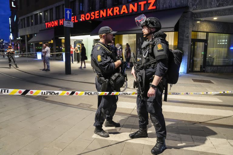 Policías vigilan el frente de un bar en el centro de Oslo tras una balacera que dejó en el exterior dos muertos y varios heridos. (Javad Parsa/NTB vía AP)