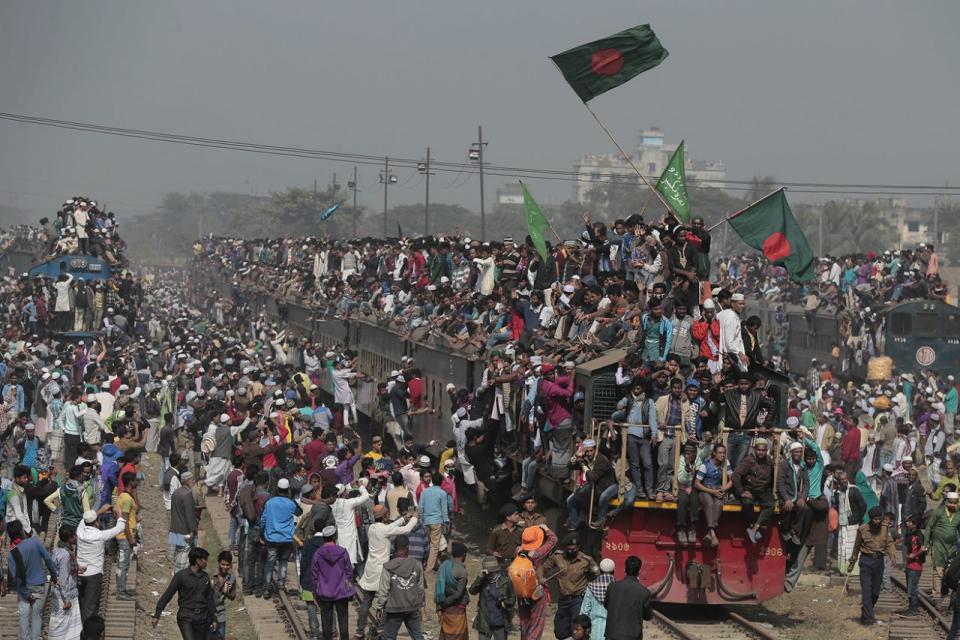 <p>Muslime aus Bangladesch machen sich nach dem dreitägigen Religionsfest Bishwa Ijtema in Tongi auf den Heimweg. (Bild: AP) </p>