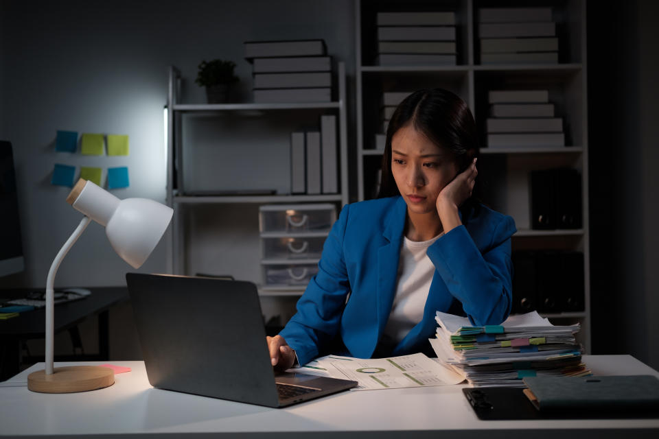 女生變胖前的徵兆5：生活作息變得不規律 (示意圖/Getty image)