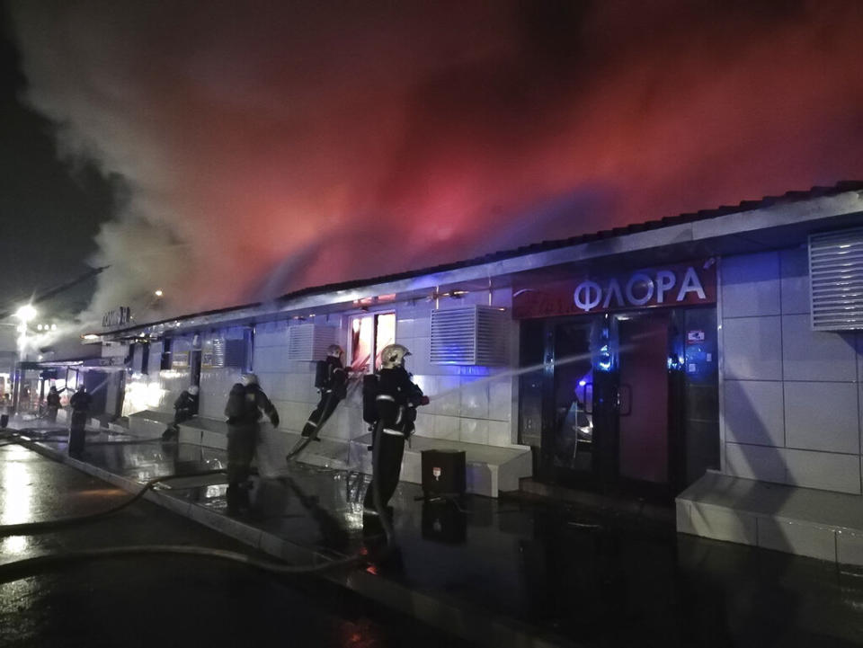 夜空被火警染成紅色。（圖／AP NEWSROOM）