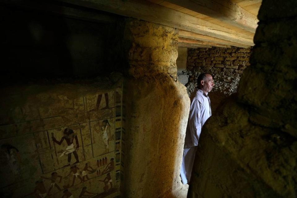 Las tumbas recientemente descubiertas datan del Reino Antiguo, que existió desde el 2700 a.C. hasta el 2200 a.C., según los expertos. (AP Photo/Amr Nabil)