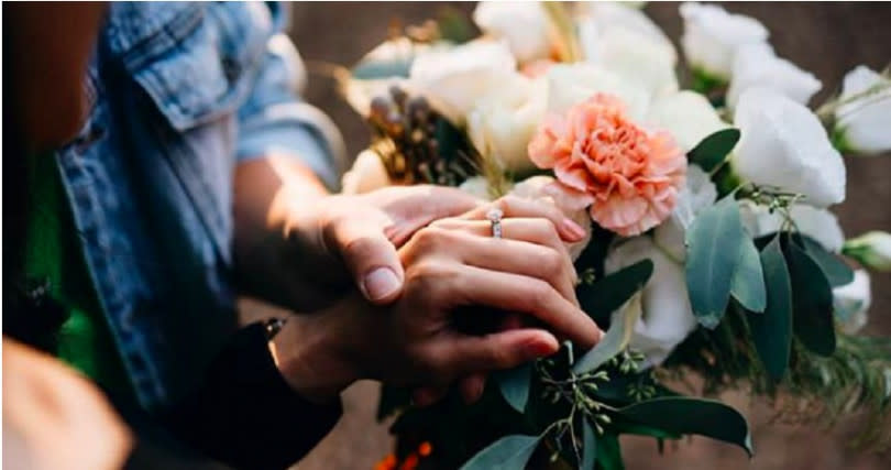許孟哲在IG上PO出兩人牽手及婚戒照片。（圖／翻攝許孟哲IG）