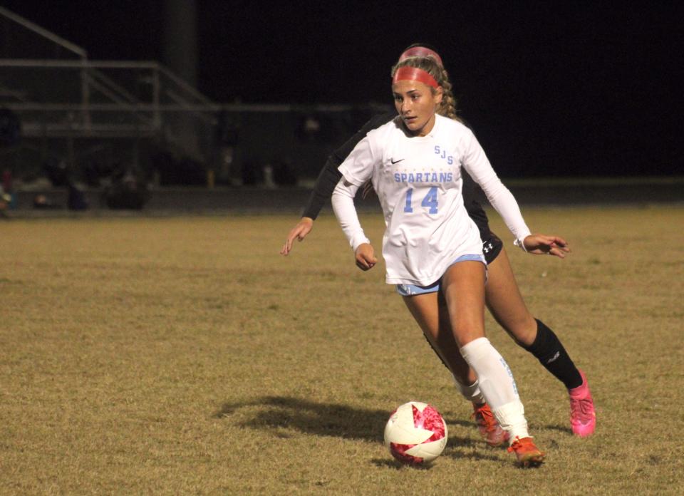 St. Johns Country Day's Sydney Schmidt (14) dribbles into the Atlantic Coast defense during a Dec. 5 game.