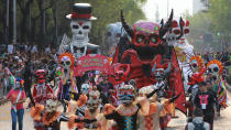 <p>Vista general del desfile con motivo del Día de Muertos celebrado hoy, sábado 28 de octubre de 2017, en Ciudad de México (México). Catrinas, calaveras y carros alegóricos se tomaron hoy las calles de la Ciudad de México en el desfile con motivo del Día de Muertos, que este año dedicó un espacio a homenajear a las víctimas del terremoto del 19 de septiembre, así como a los voluntarios que ofrecieron su ayuda. EFE/Mario Guzmán </p>