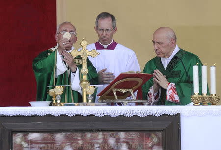 Pope Francis (L) leads a mass during a two-day pastoral visit in Turin, Italy, June 21, 2015. REUTERS/Giorgio Perottino