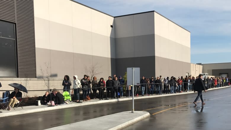 Bargain-seeking Winnipeggers flood opening of outlet mall