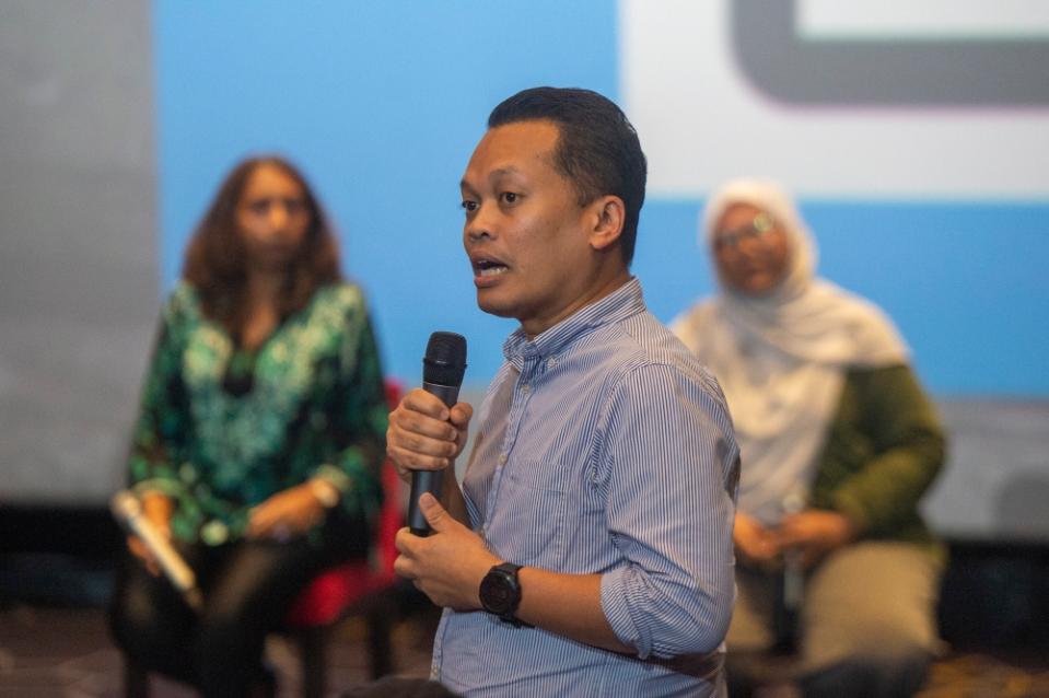 Natural Resources and Environmental Sustainability Minister Nik Nazmi Nik Ahmad speaks during the special screening of ‘Abang Adik’ film at Starling Mall, Petaling Jaya January 21, 2024. — Picture by Shafwan Zaidon