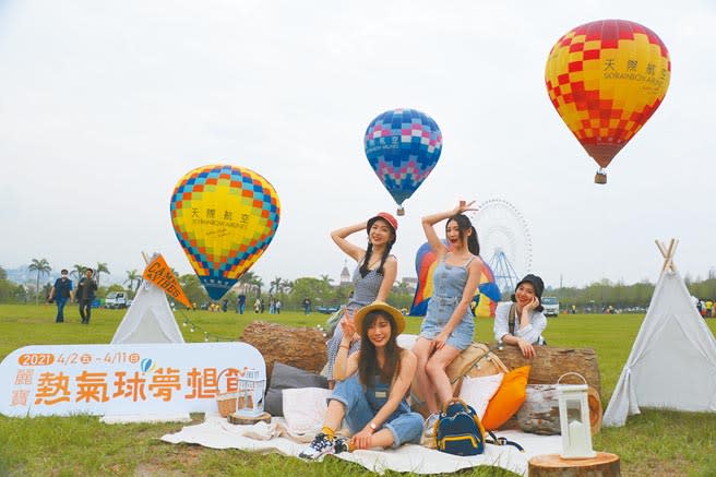 彩色球體搭配綠地草原與全台最大摩天輪，美景如畫成為網美必拍熱點。（陳淑娥攝）