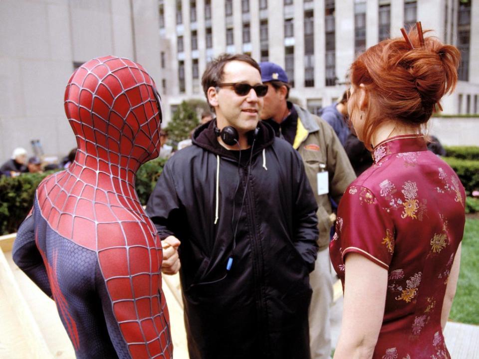 Sam Raimi directs Tobey Maguire and Kirsten Dunst on the ‘Spider-Man’ set (Fotos International/Shutterstock)