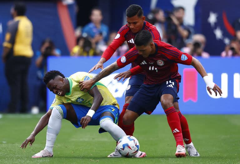 Vinicius Jr. con doble marcaje de Costa Rica, una constante de partido; la estrella de Real Madrid no marcó desequilibrio y Brasil extrañó su juego