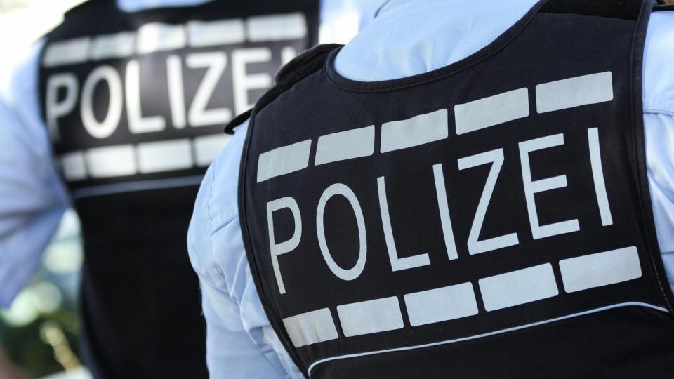 Das Symbolfoto zeigt Polizisten in Schutzwesten.