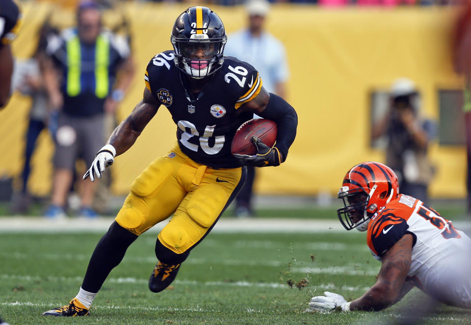 FILE - Pittsburgh Steelers running back Le'Veon Bell (26) carries the ball during an NFL football game against the Cincinnati Bengals in Pittsburgh on Oct. 22, 2017. The former Pittsburgh Steelers and New York Jets running back said on a podcast, Friday, May 26, 2023, he smoked marijuana before playing some NFL games during his career. (AP Photo/Keith Srakocic, File)