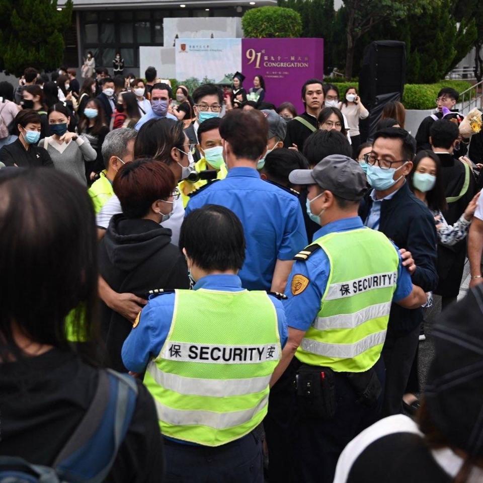 2022年畢業生示威時被保安包圍。（大學社區報圖片）
