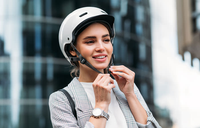 Mujer con patinete y casco