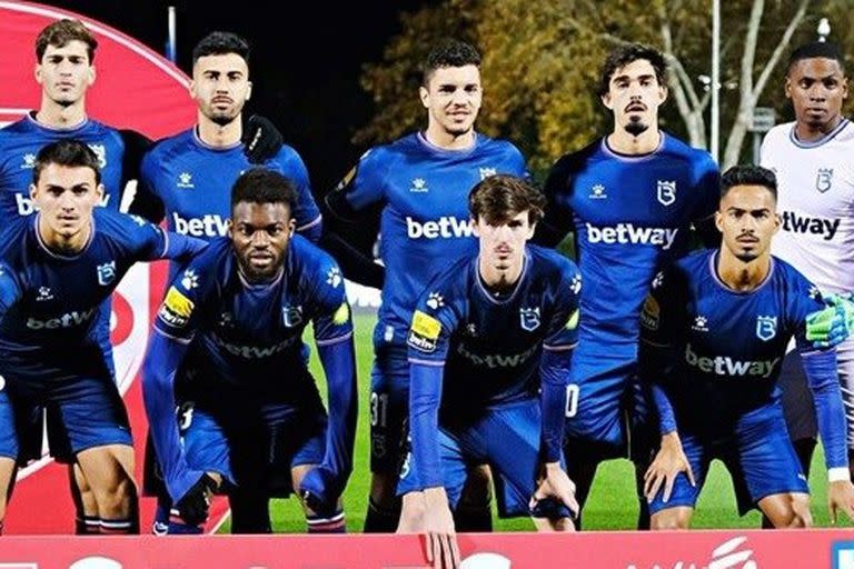 Belenenses salió a jugar con 9 hombres ante Benfica; en el segundo tiempo fueron 7, y ante la lesión de otro, el partido de suspendió