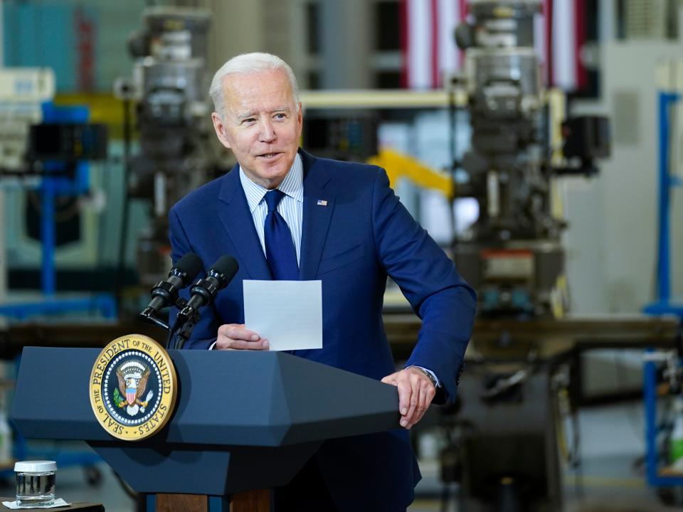 El presidente Joe Biden pronuncia comentarios sobre la economía en el campus metropolitano de Cuyahoga Community College, el jueves 27 de mayo de 2021, en Cleveland. (AP)