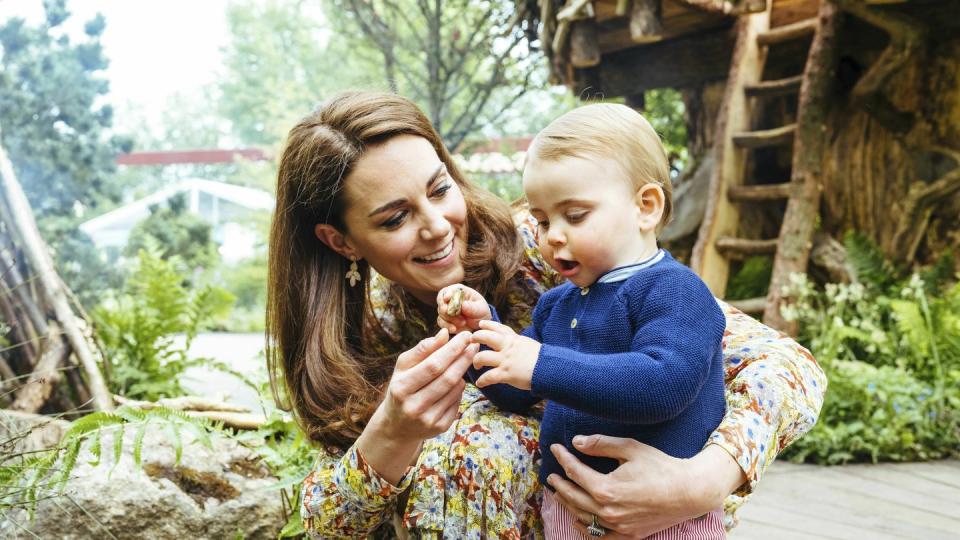 Die Herzogin von Cambridge zeigt ihrem jüngsten Sohn Prinz Louis die Welt. Foto: Matt Porteous/Kensington Palace/AP