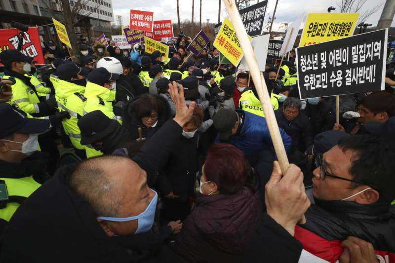 南韓政府計畫讓從武漢歸國的僑民入住忠清北道鎮川郡的國家公務員人才開發院，不過當地居民對此強烈抗議。（美聯社） 