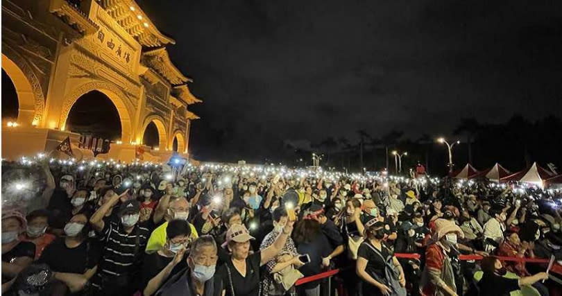 自由廣場「反關台，讓人民站出來」戶外開講，民眾擠滿現場。（圖／翻攝畫面）