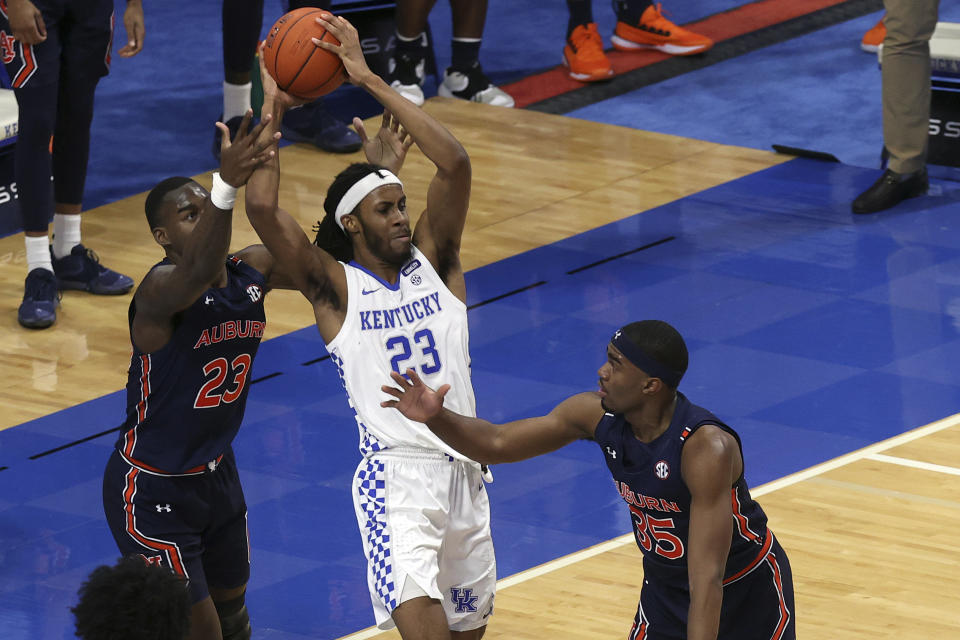 Kentucky's Isaiah Jackson (23) looks for a teammate between Auburn's Jaylin Williams, left, and Devan Cambridge (35) during the second half of an NCAA college basketball game in Lexington, Ky., Saturday, Feb. 13, 2021. Kentucky won 82-80. (AP Photo/James Crisp)