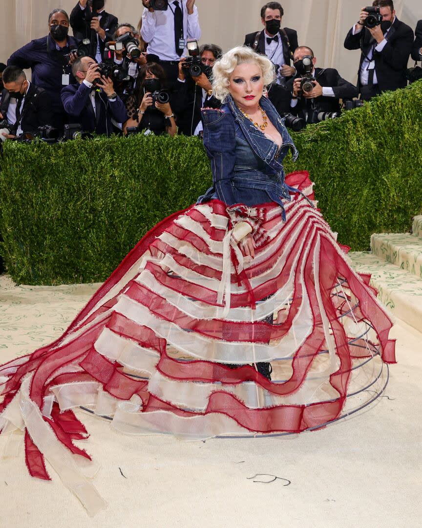 Debbie Harry sacudió la alfombra roja de la Met Gala 2021 con un vestido patriótico que encajó a la perfección con el tema: 