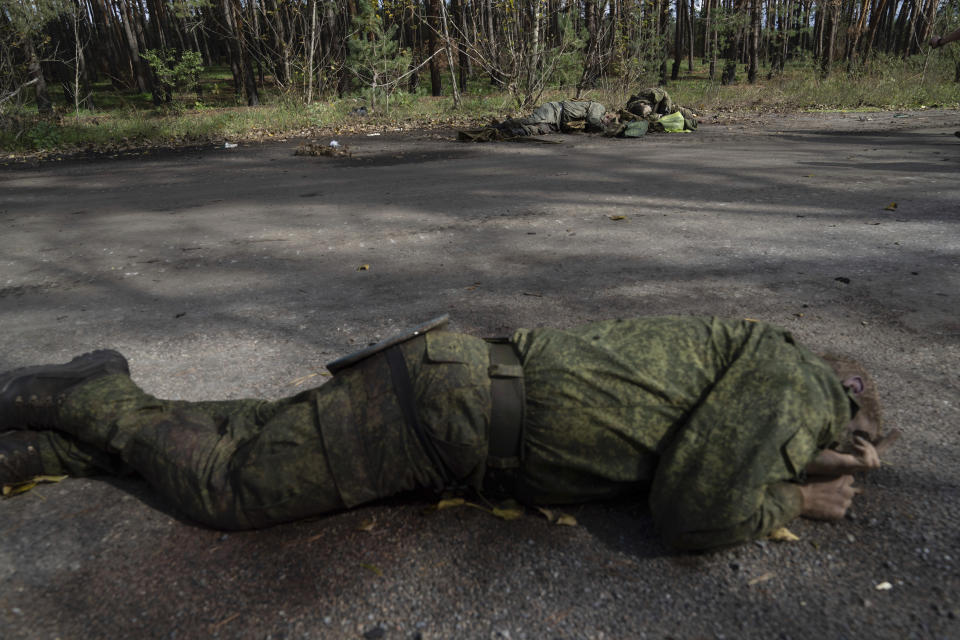 Cuerpos de militares rusos muertos se ven en el suelo en la ciudad de Lyman, Ucrania, el lunes 3 de octubre de 2022. (AP foto/Evgeniy Maloletka)