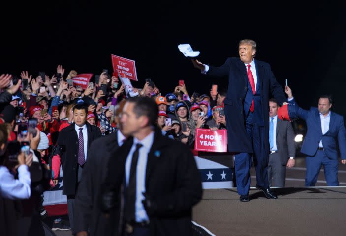 El presidente Trump lanzando una gorra a sus partidarios a su llegada a un mitin de campaña en Duluth, Minesota, el 30 de septiembre (Mandel Ngan/AFP vía Getty Images).